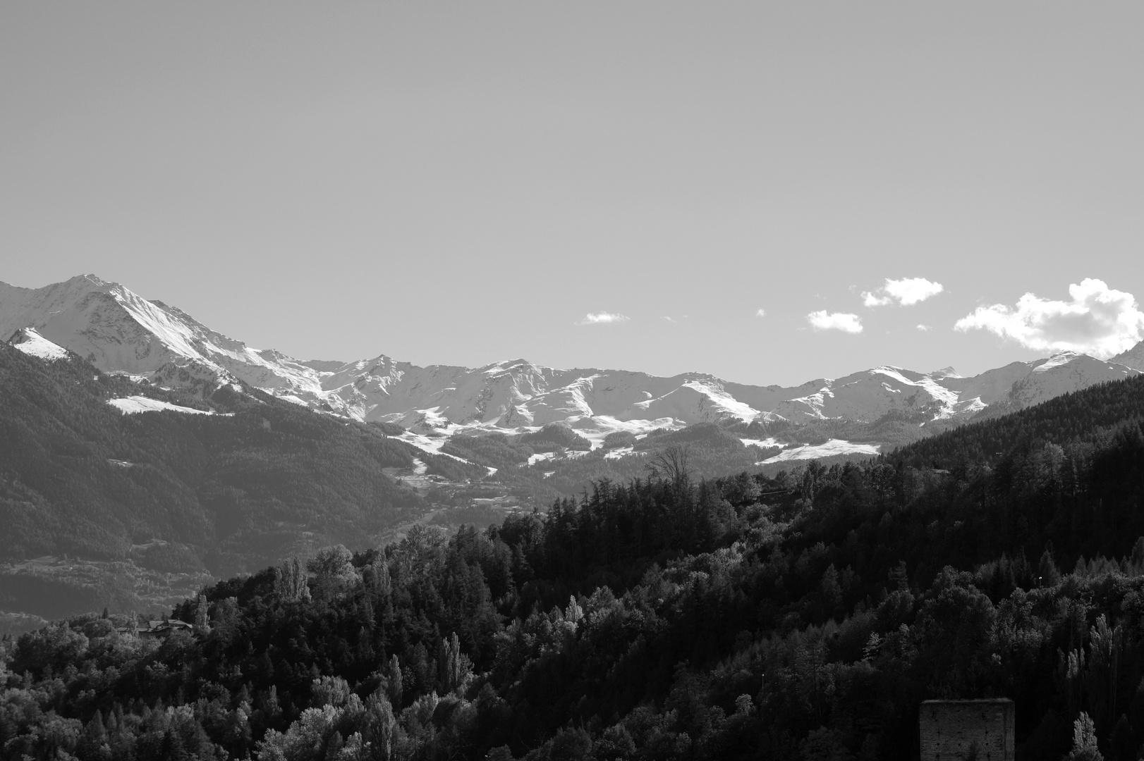 Ein Alpenpanorama in schwarz/weiß