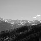 Ein Alpenpanorama in schwarz/weiß