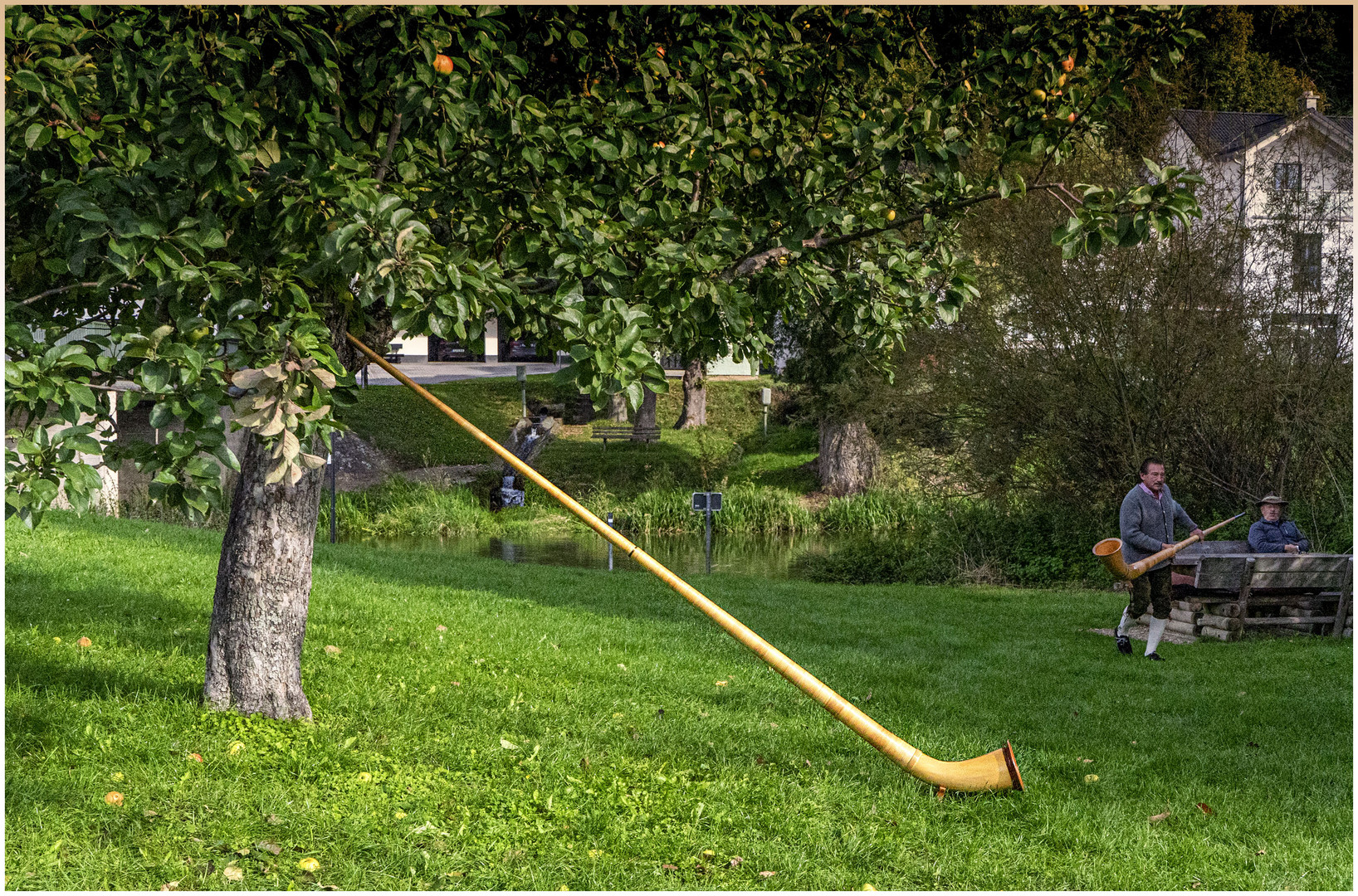 Ein Alphorn unterm Apfelbaum