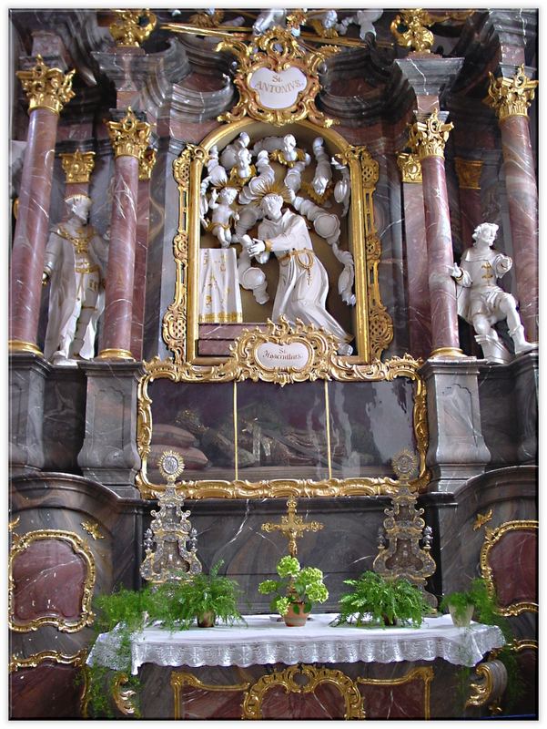Ein Altar der Klosterkirche in Steingaden.