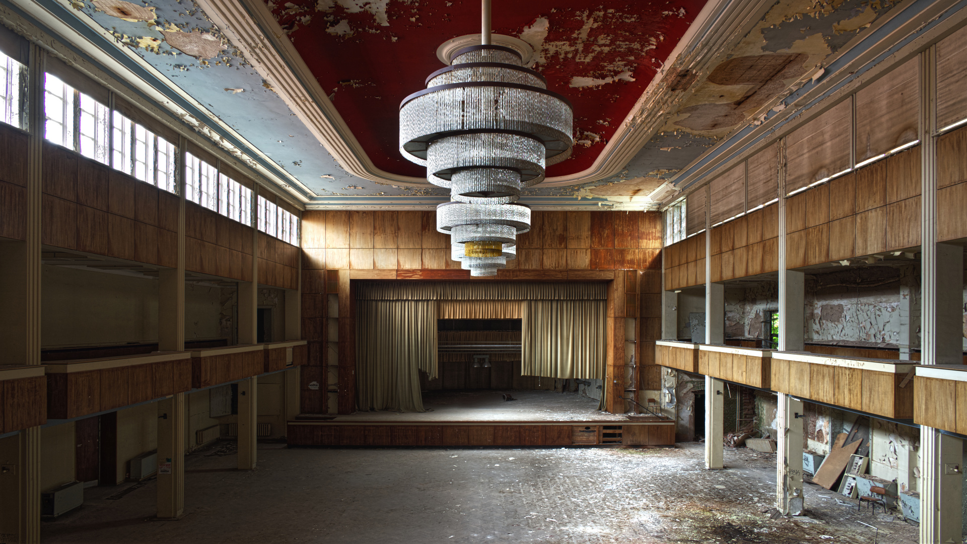 ein alter Ballsaal in einem verlassenem Hotel der 20'iger Jahre