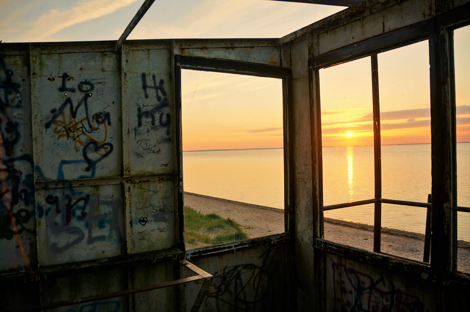 ein alter Bunker am Strand