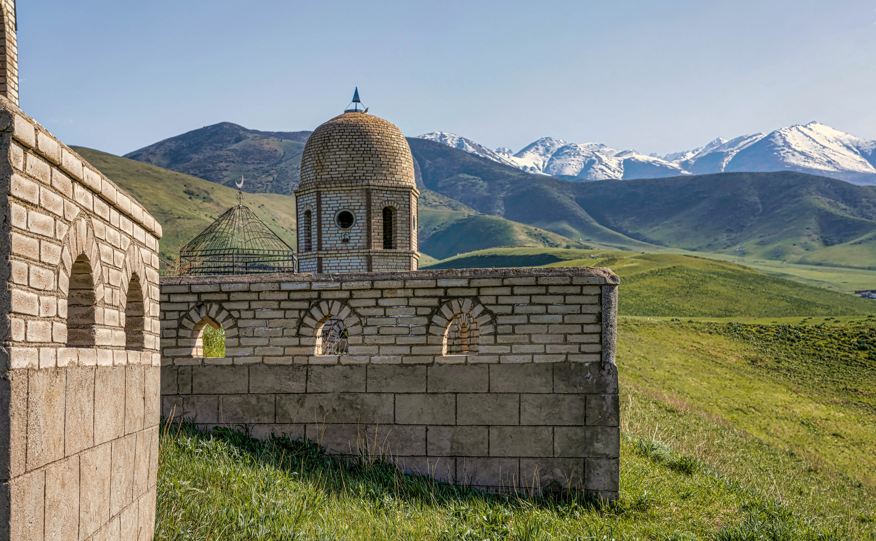 Ein alter Friedhof in den Weiten Kirgistans