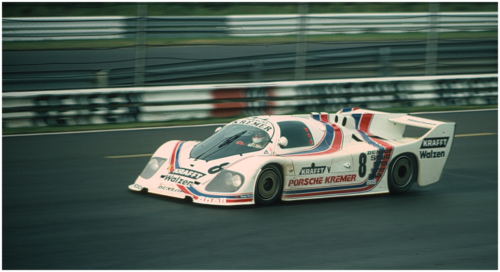 Ein alter Porsche-Renner, ein Langheck auf Start-Ziel Ring