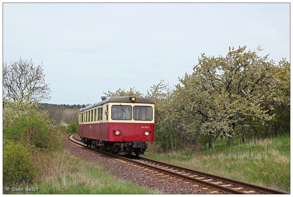 Ein alter roter Brummer im Frühling