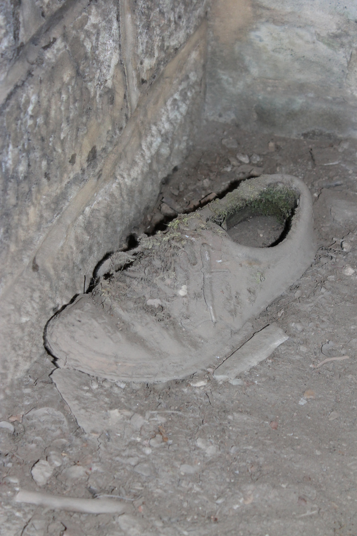 Ein alter Schuh an einem Lost Place