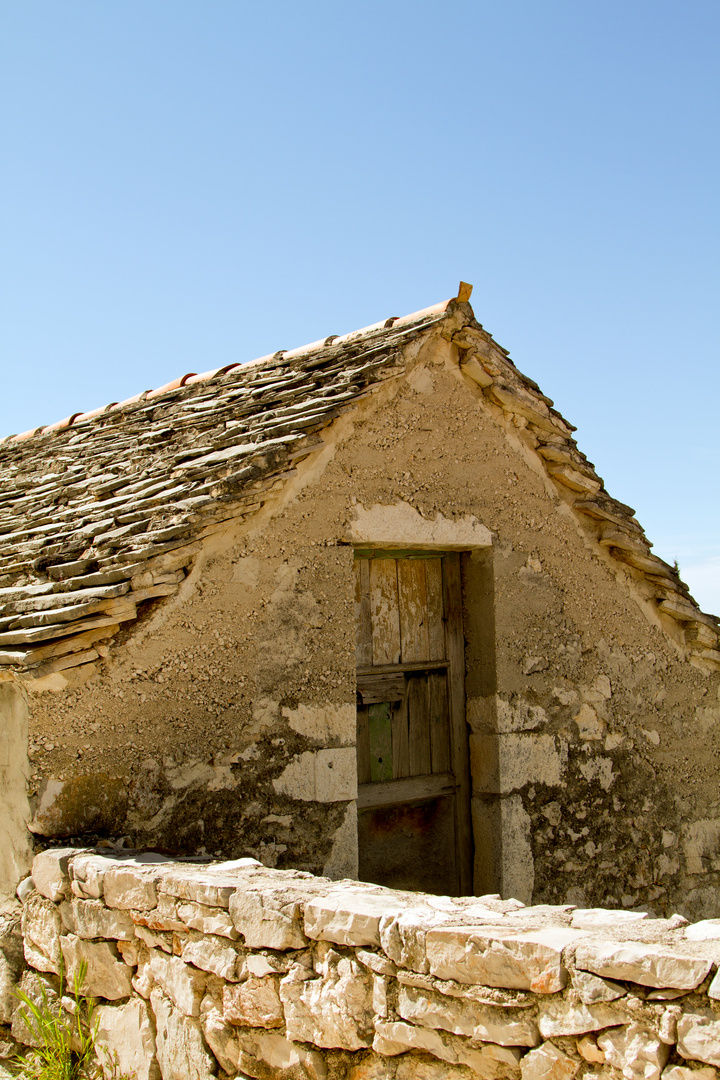 Ein alter Stall auf dem Land in Dalmatien