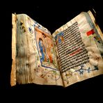 ein altes Märchenbuch mit bunten Bildern