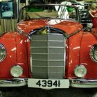 Ein altes, rotes Auto