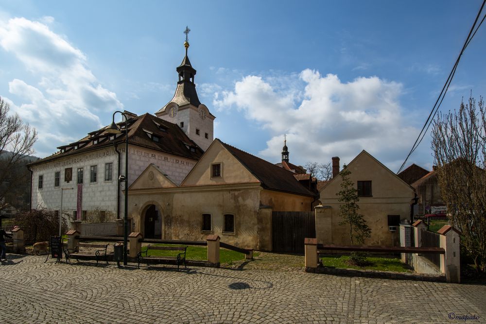 ein altes Schloss in Dobrichovice, Tschechien