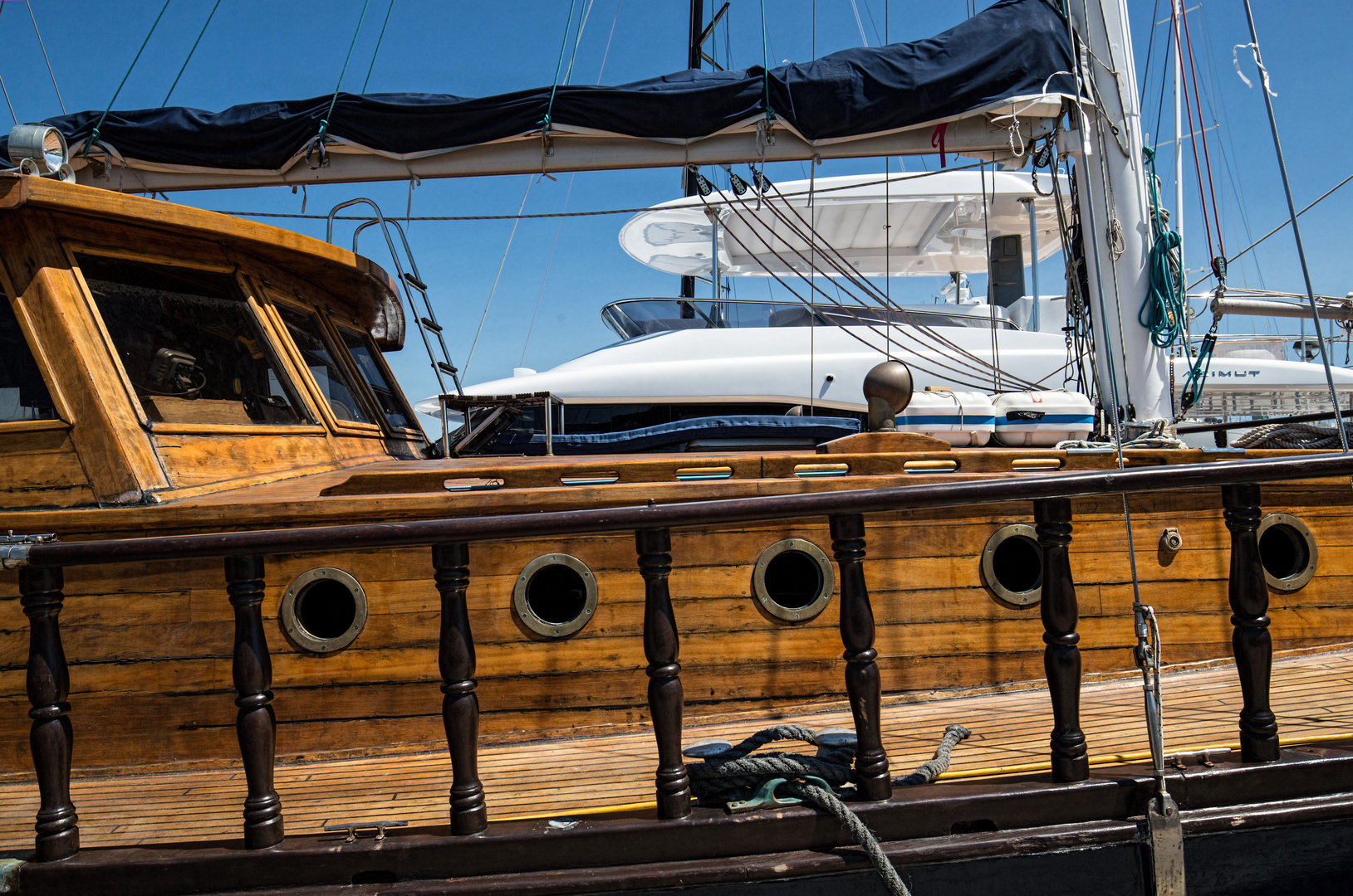 ein altes Segelboot zwischen all den modernen Yachten