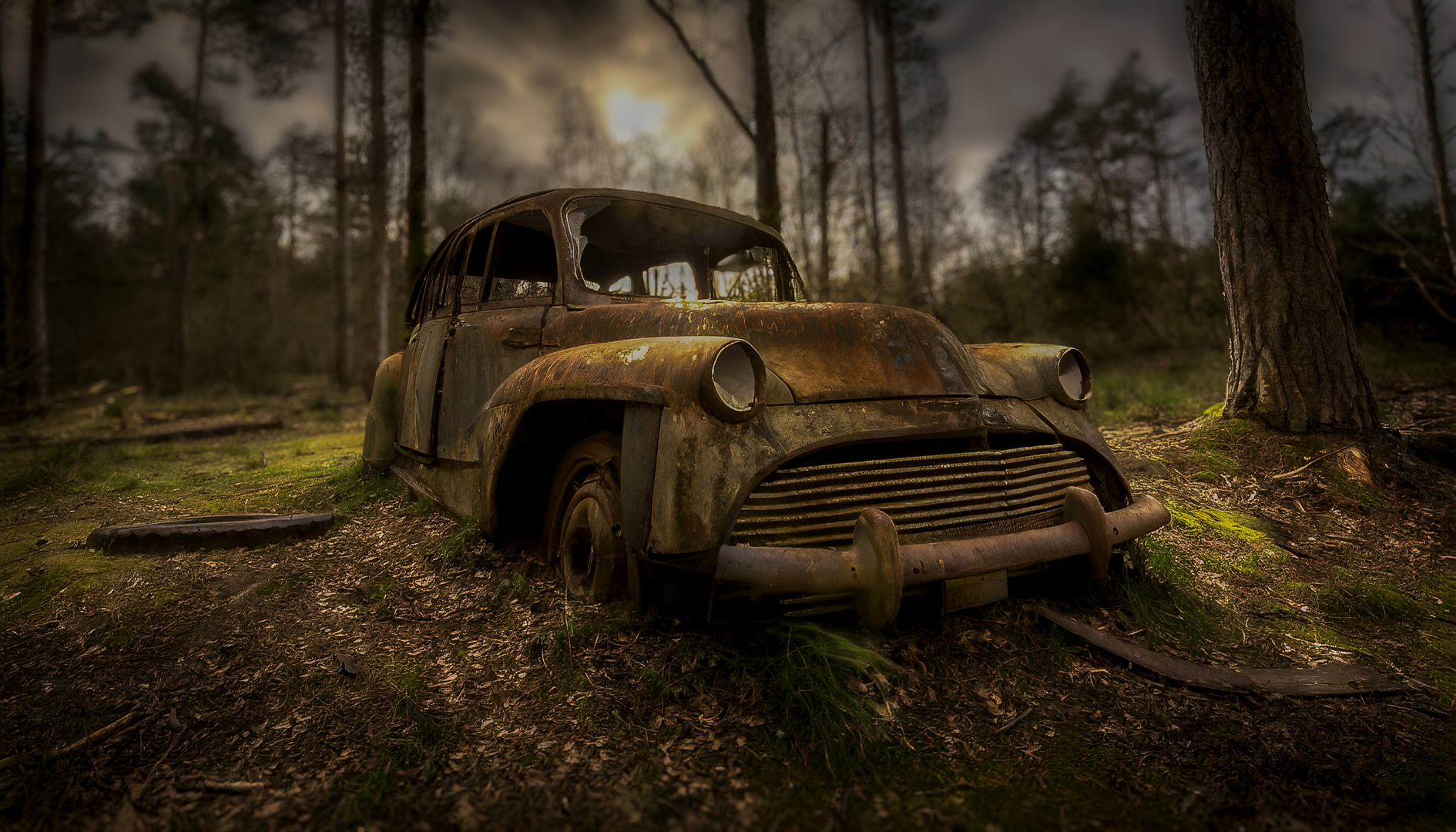 Ein altes verrostetes Auto im Wald ...