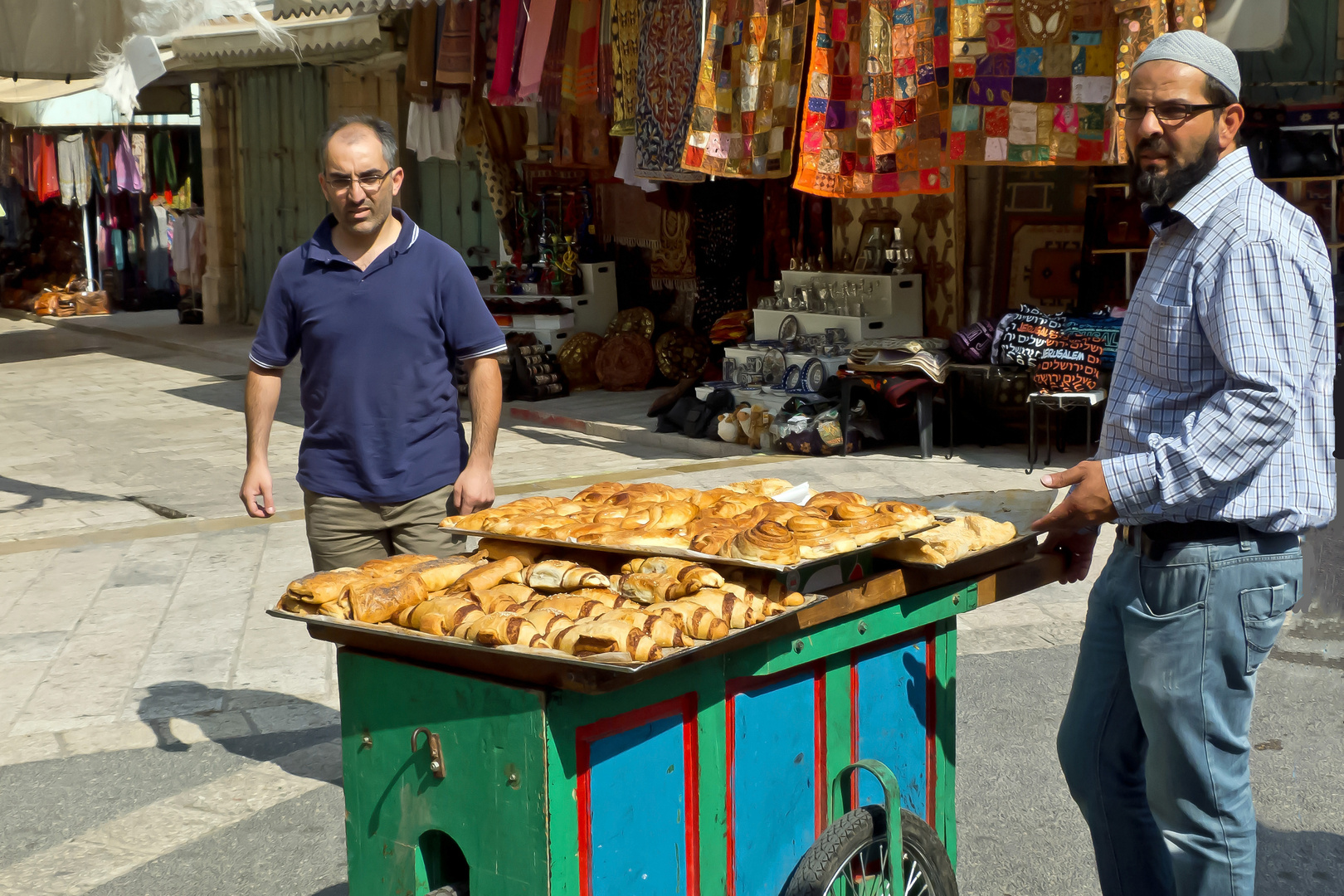 Ein ambulanter Gebäckverkäufer im Basar von Jerusalem