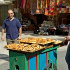 Ein ambulanter Gebäckverkäufer im Basar von Jerusalem