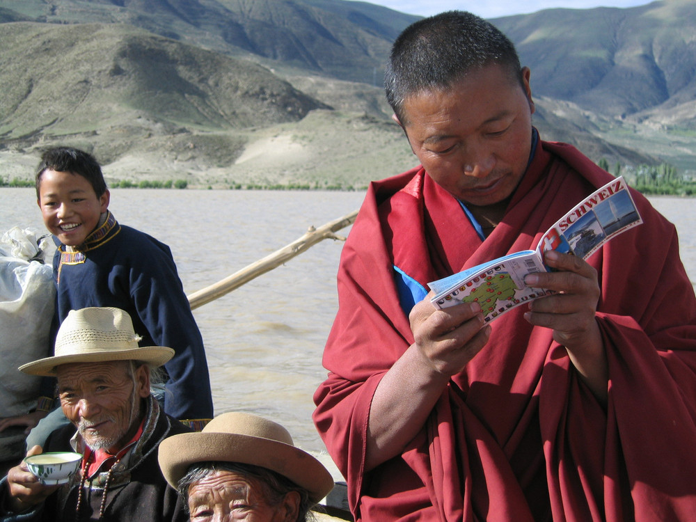 ein an der Schweiz interessierter Mönch in Tibet