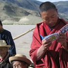ein an der Schweiz interessierter Mönch in Tibet