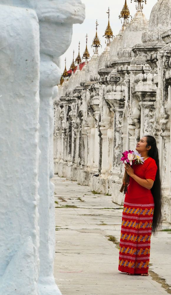 ...ein andächtiger Moment in der Kuthodaw Pagode...