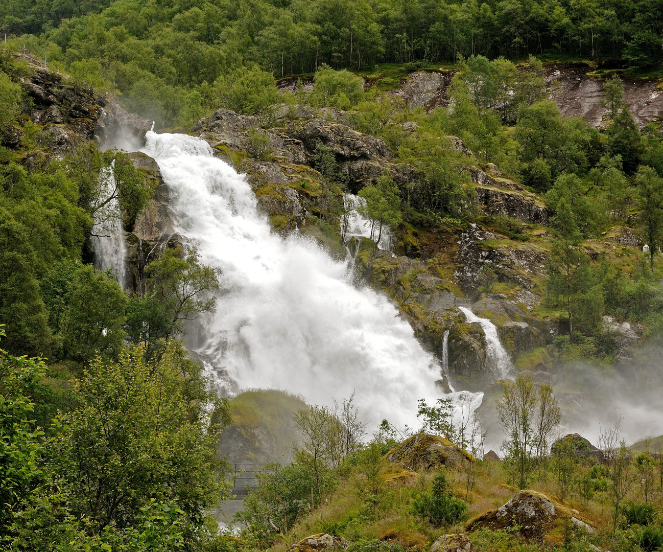 Ein anderer Blick auf den Wasserfall.