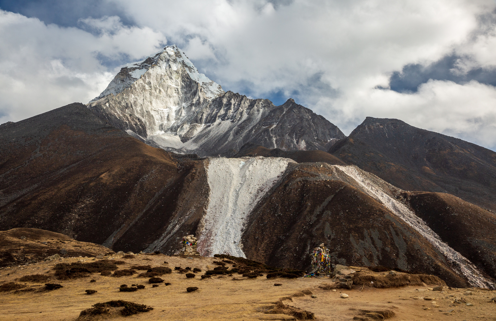 Ein anderer Blick auf den wunderschönen Berg Ama Dablam