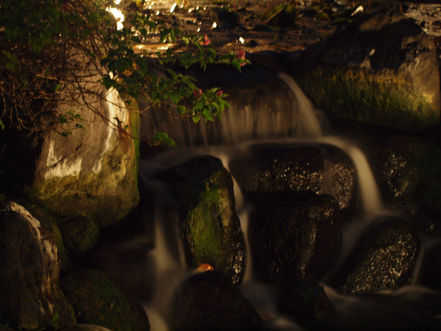 Ein anderer kleiner Wasserfall in der Nacht