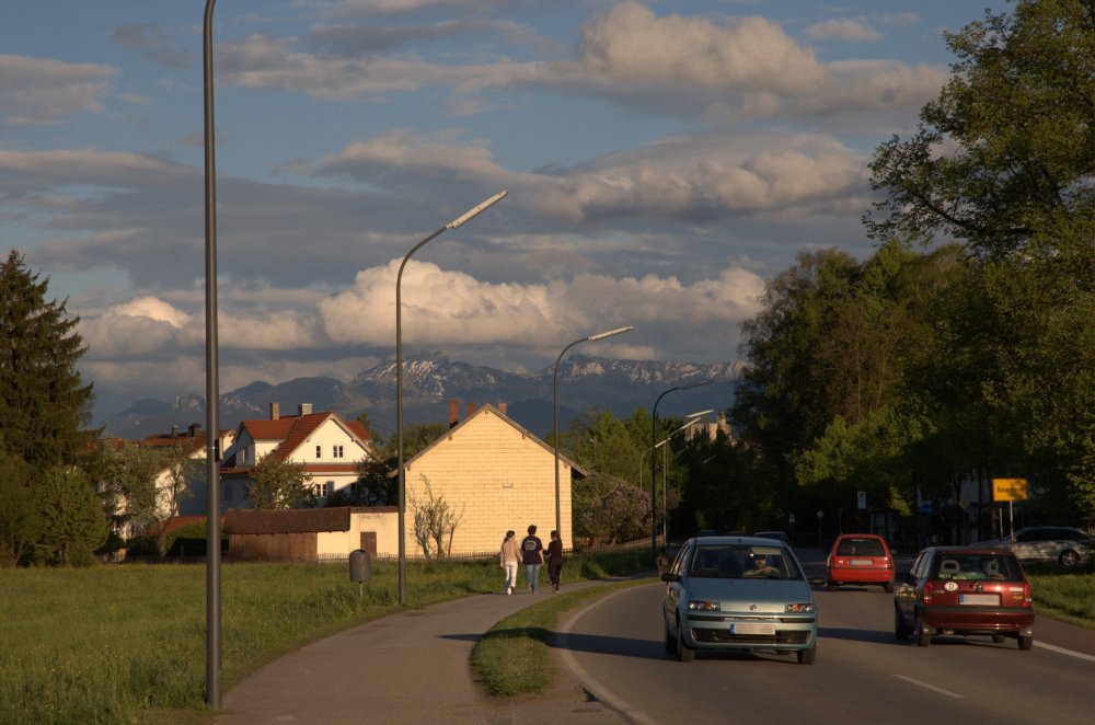 Ein Anfang Rosenheims mit Bergpanorama