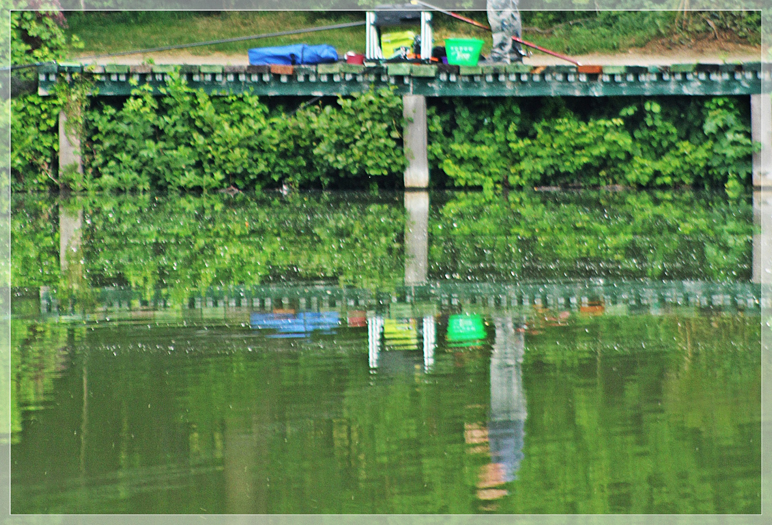 Ein Angler am Weiher