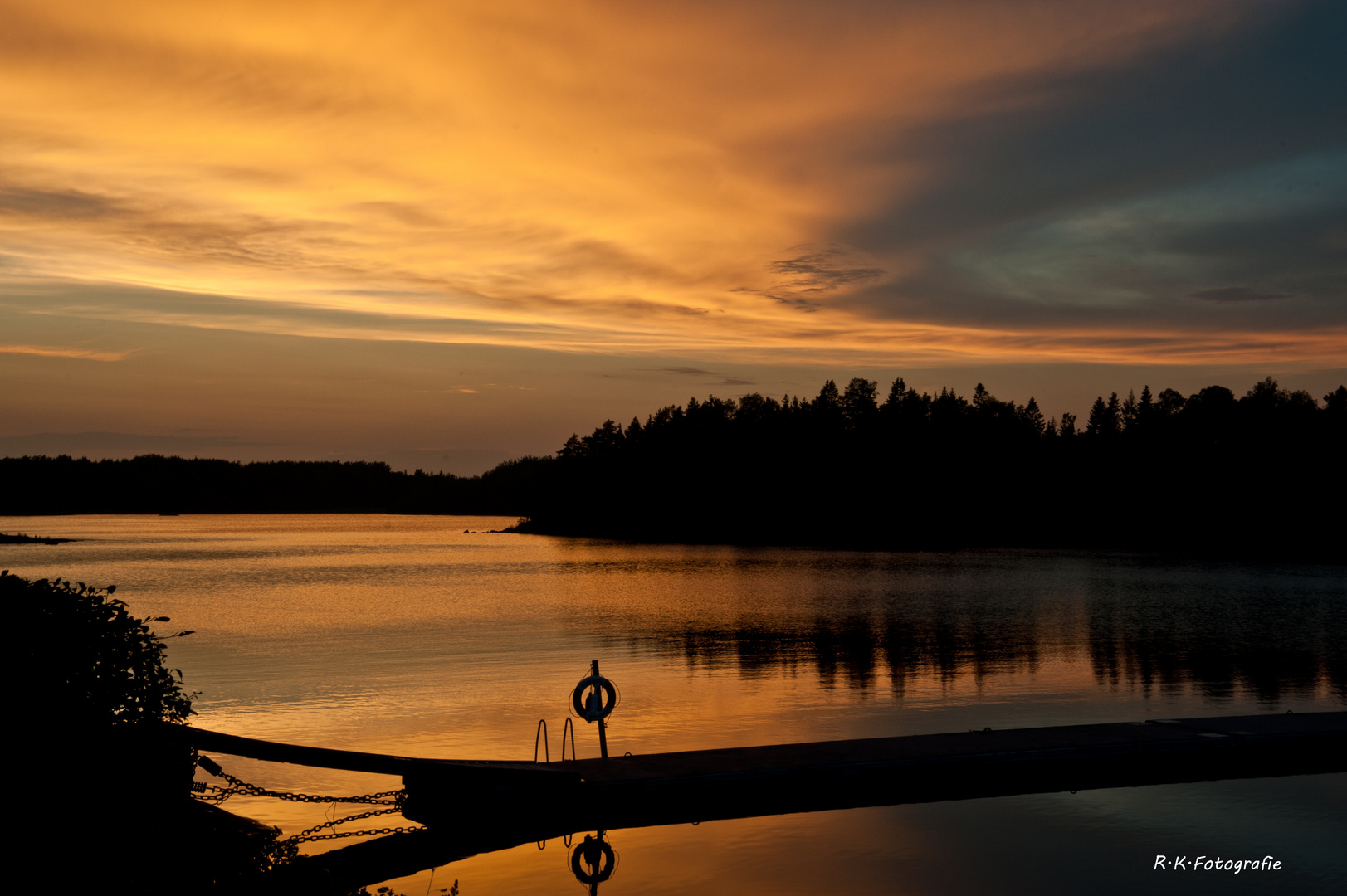 Ein Angler um Mitternacht