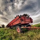 Ein Anhänger mit Holz beladen