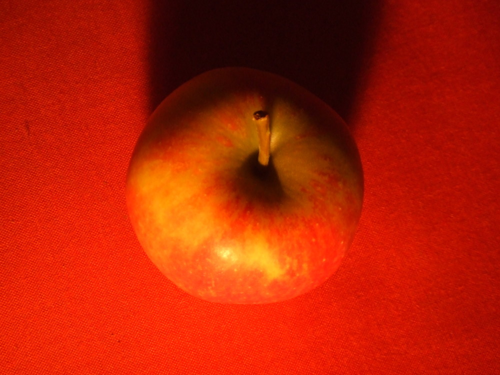 Ein Apfel im Schattenspiel