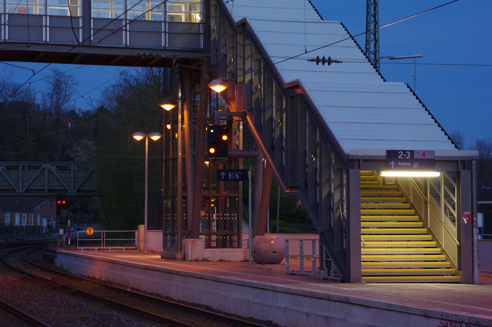 ein Aufgang, ein Stück Bahnsteig...