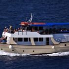 Ein Ausflugsboot vor der Insel Rhodos