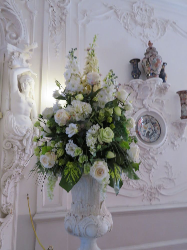 Ein ausgefallene Vase mit weißen Blumen