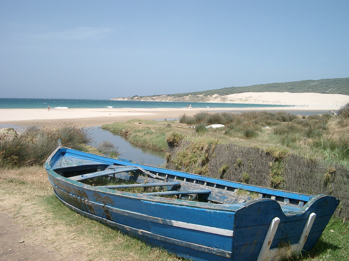 Ein ausrangiertes Ruderboot in Tarifa ....