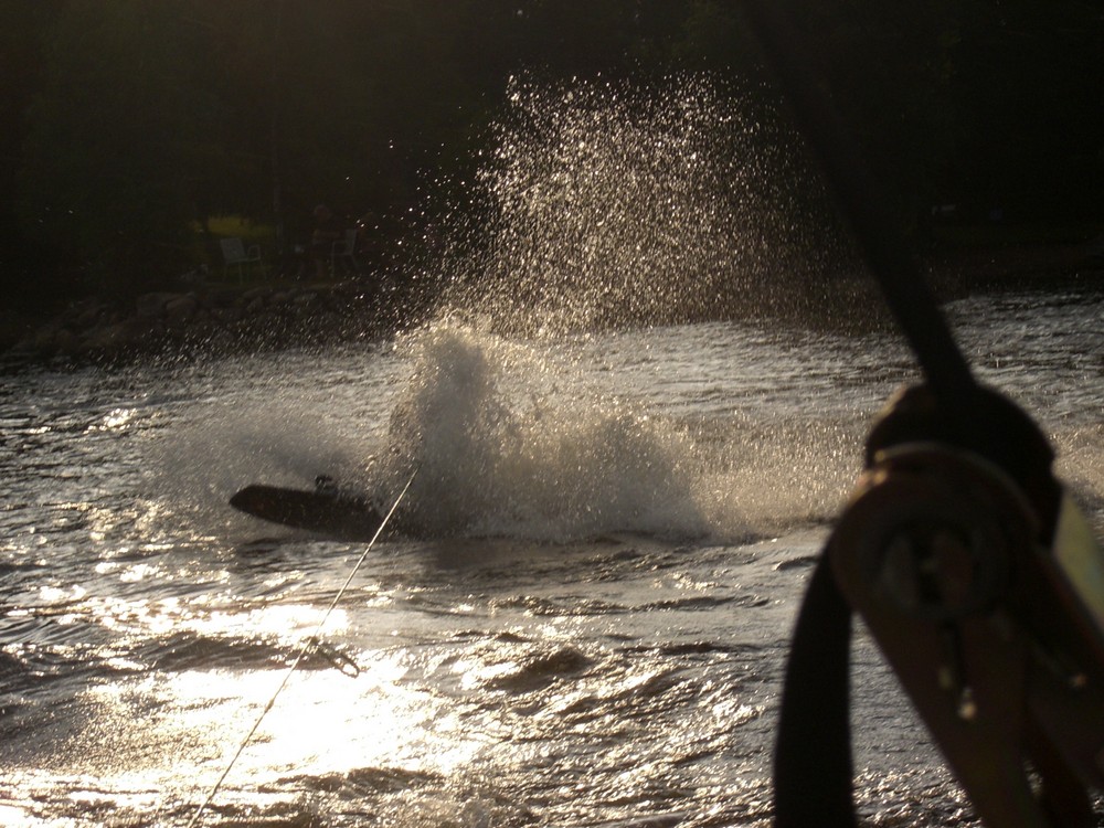 ein Ausrutscher beim Wakeboardfahren