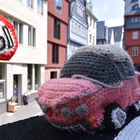 Ein Auto fährt auf der Mauer der Schirn entlang