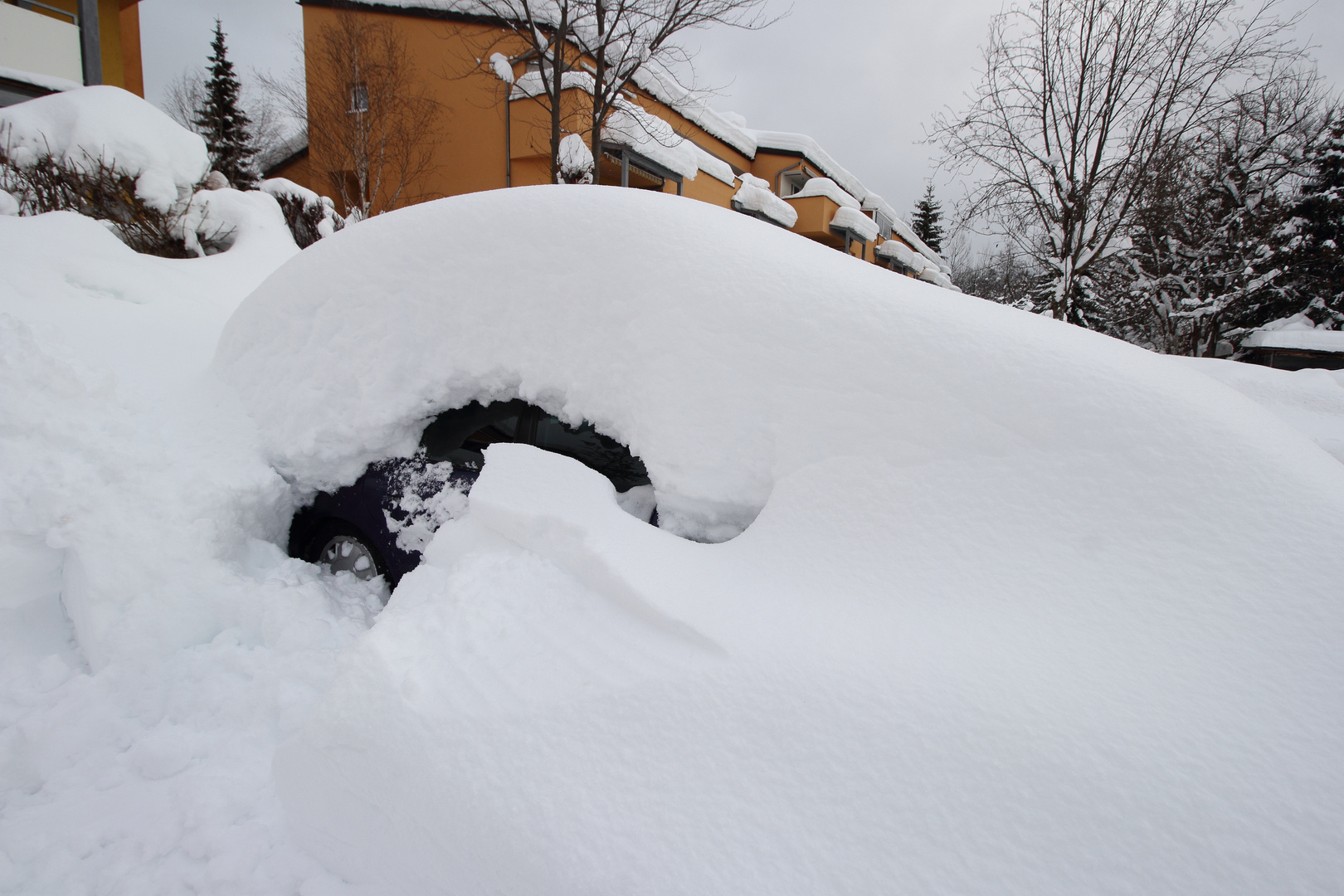 ein Auto - im Schnee - :))  - 12 01 2019