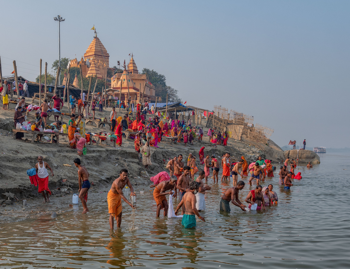 Ein Bad im Ganges: Pilger am Baba Ajgavi Nath (Shiva Temple) in Sultanganj, Bhagalpur, Bihar, India