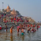 Ein Bad im Ganges: Pilger am Baba Ajgavi Nath (Shiva Temple) in Sultanganj, Bhagalpur, Bihar, India