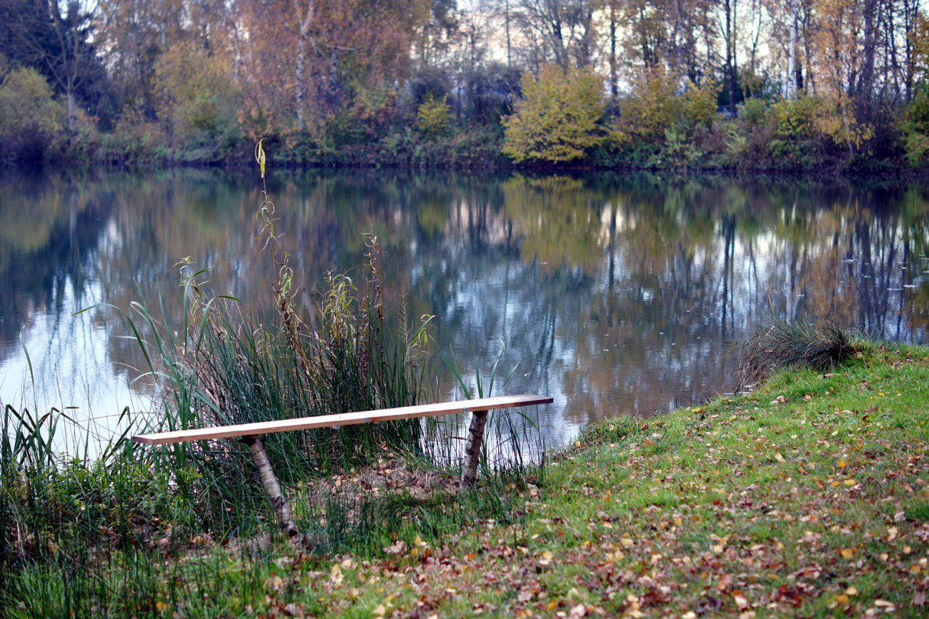 Ein Bänkchen an See.