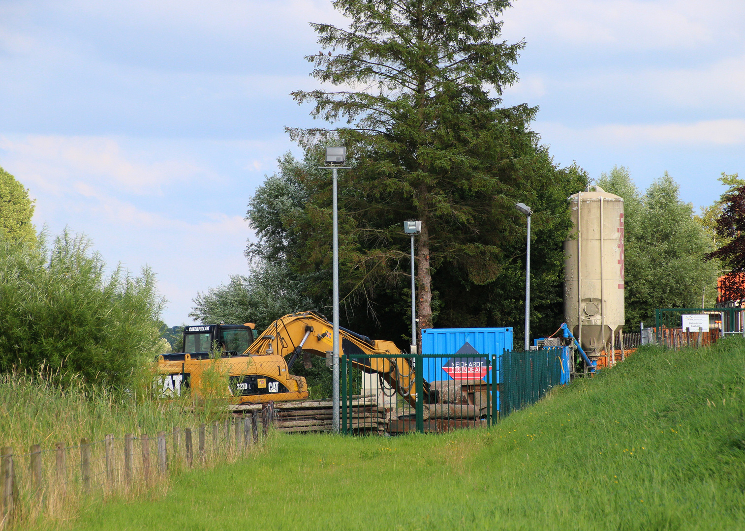 ein Bagger am Ostedeich ... 