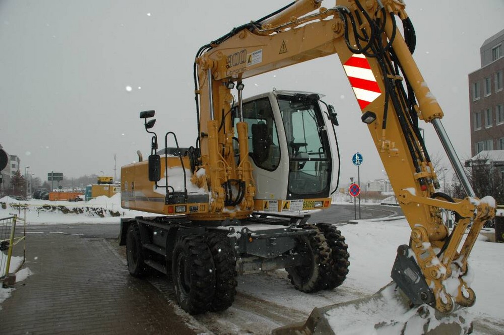 ein Bagger im Schnee