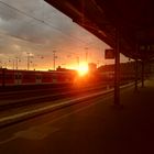 Ein Bahnhof im Sonnenuntergang