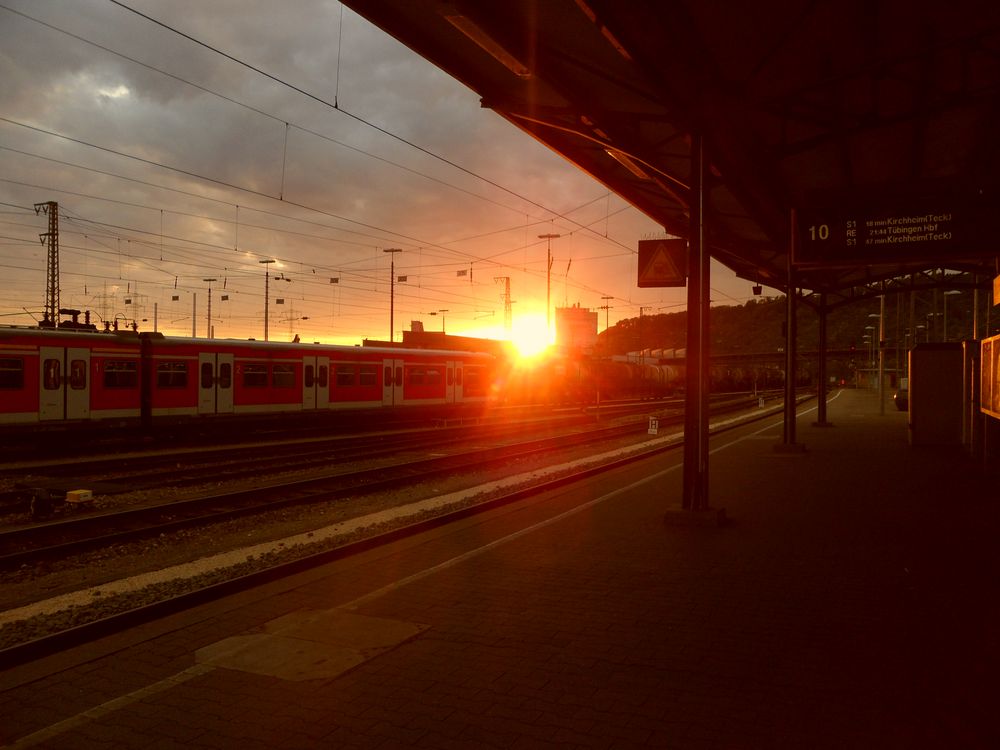 Ein Bahnhof im Sonnenuntergang