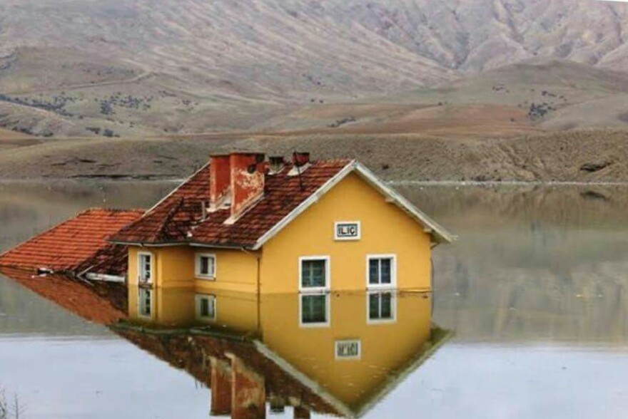 Ein Bahnhof, versunken im Euphrat