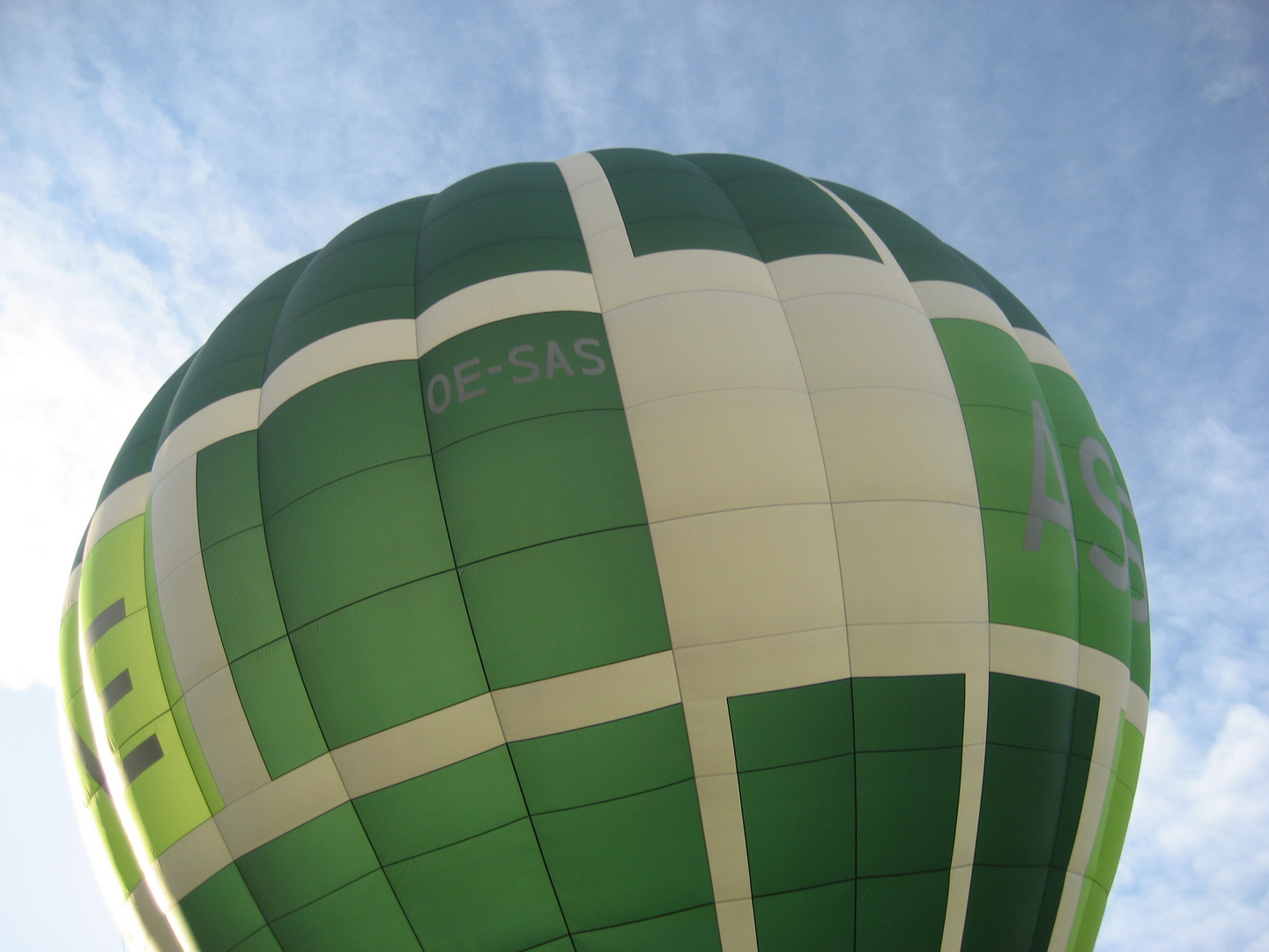 Ein Ballon vor strahlendem Himmel!