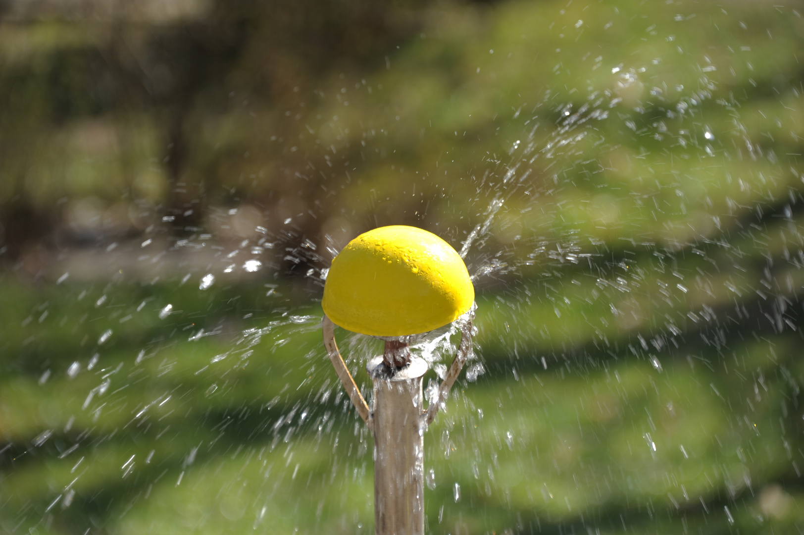 ein banaler Springbrunnen auf dem Spielplatz