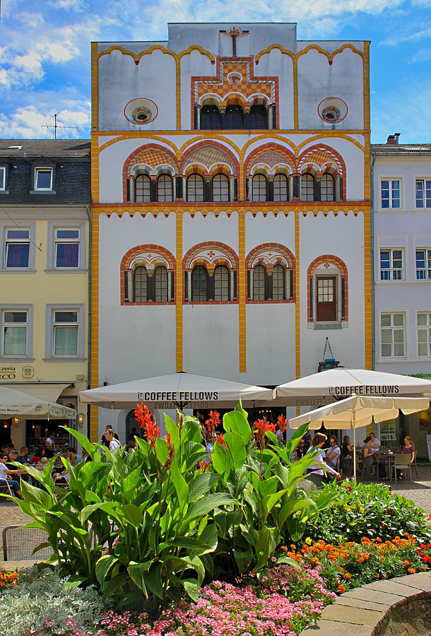 Ein beachtenswerter Anblick ist auch das Dreikönigshaus in der Fußgängerzone in Trier.