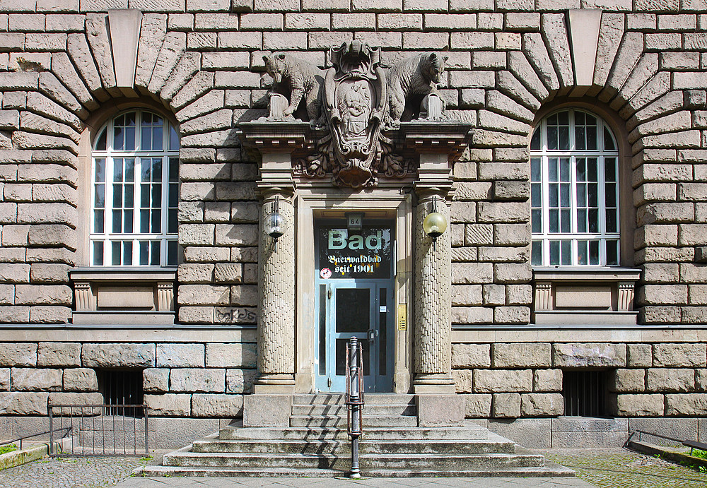 Ein beeindruckender Anblick bietet der Eingang zum Baerwaldbad