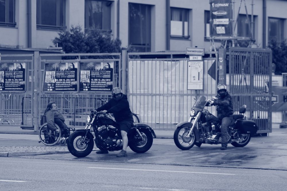 Ein Behindeter unterhält sich mit einem Biker von irmgard-edit 