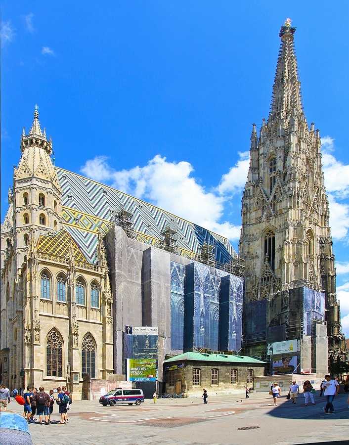 Ein bekanntes Wahrzeichen von Wien ist der Stephansdom.